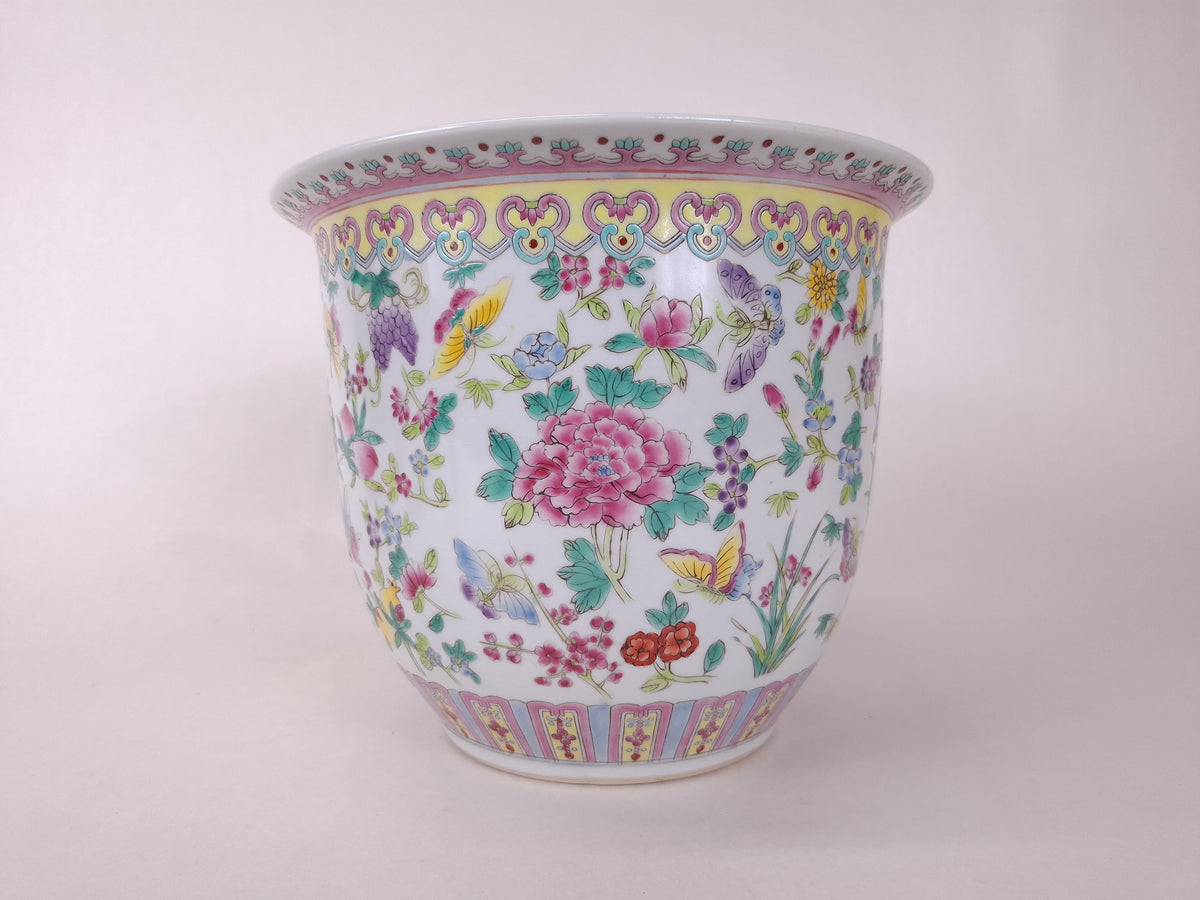 Grand pot de fleurs chinois famille rose décoré de papillons et de fleurs // XXe siècle