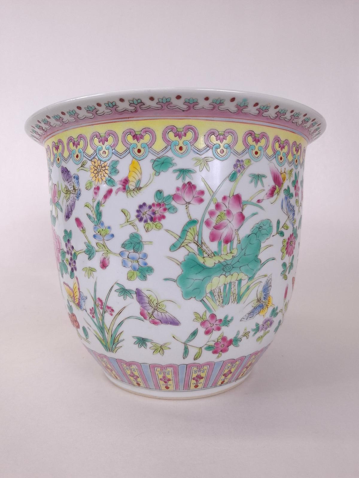 Grand pot de fleurs chinois famille rose décoré de papillons et de fleurs // XXe siècle