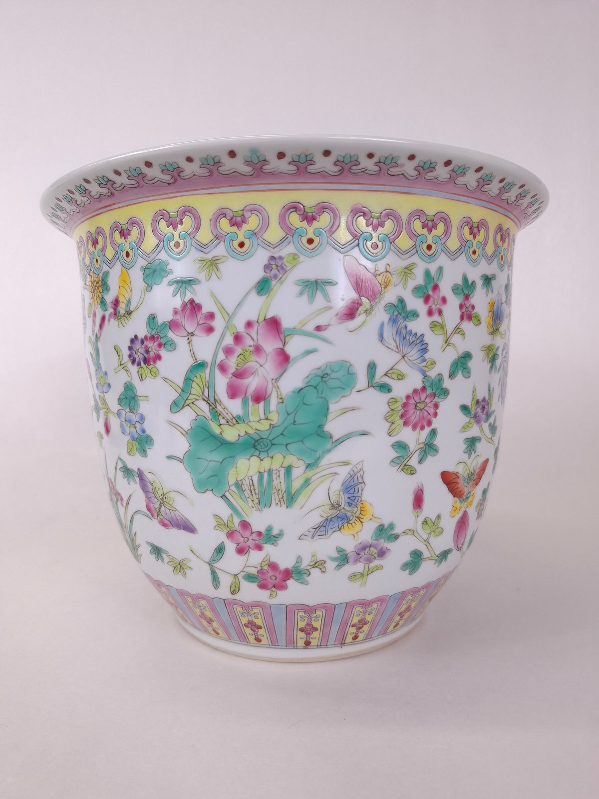 Grand pot de fleurs chinois famille rose décoré de papillons et de fleurs // XXe siècle