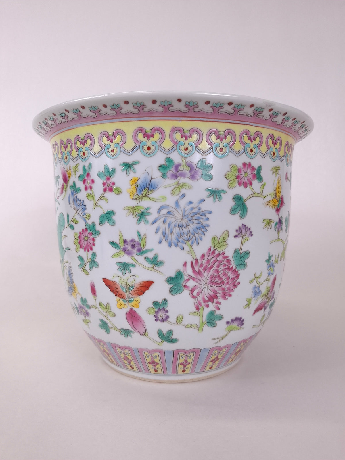 Grand pot de fleurs chinois famille rose décoré de papillons et de fleurs // XXe siècle