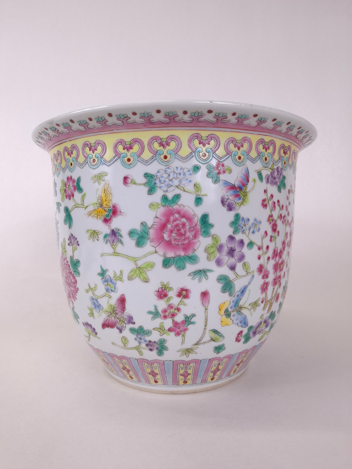 Grand pot de fleurs chinois famille rose décoré de papillons et de fleurs // XXe siècle