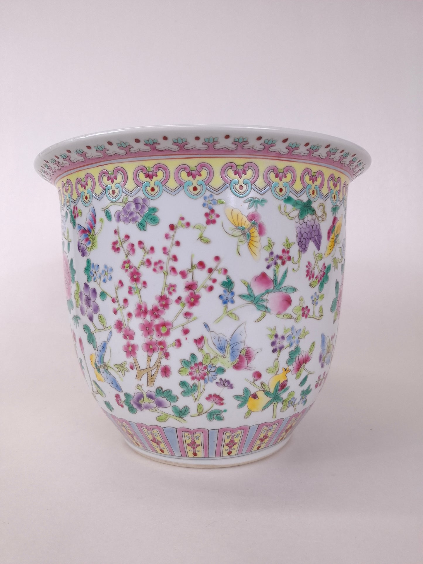 Grand pot de fleurs chinois famille rose décoré de papillons et de fleurs // XXe siècle