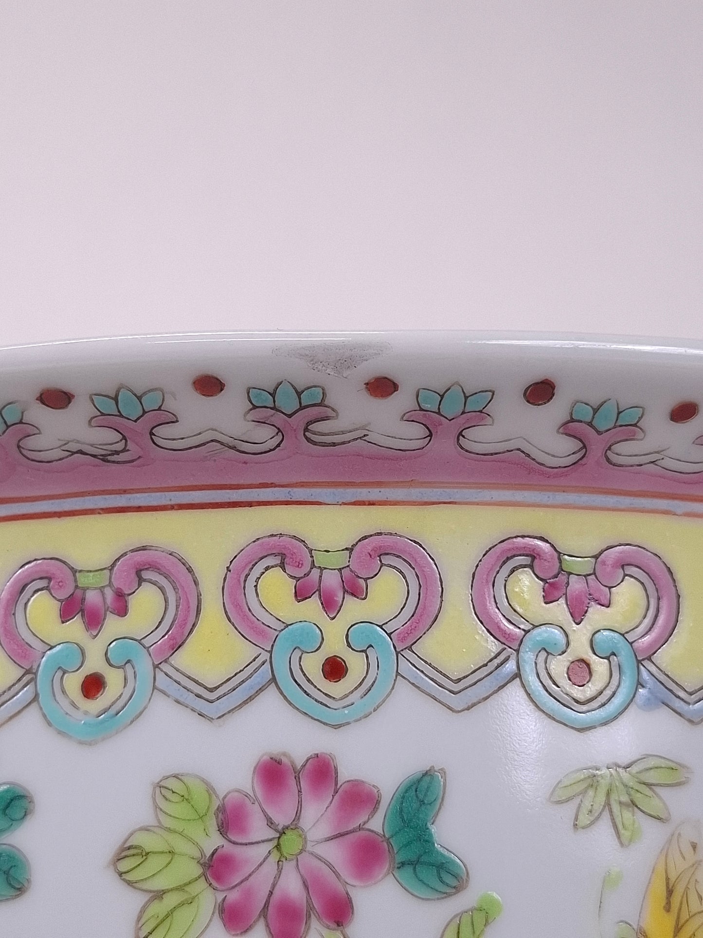 Grand pot de fleurs chinois famille rose décoré de papillons et de fleurs // XXe siècle