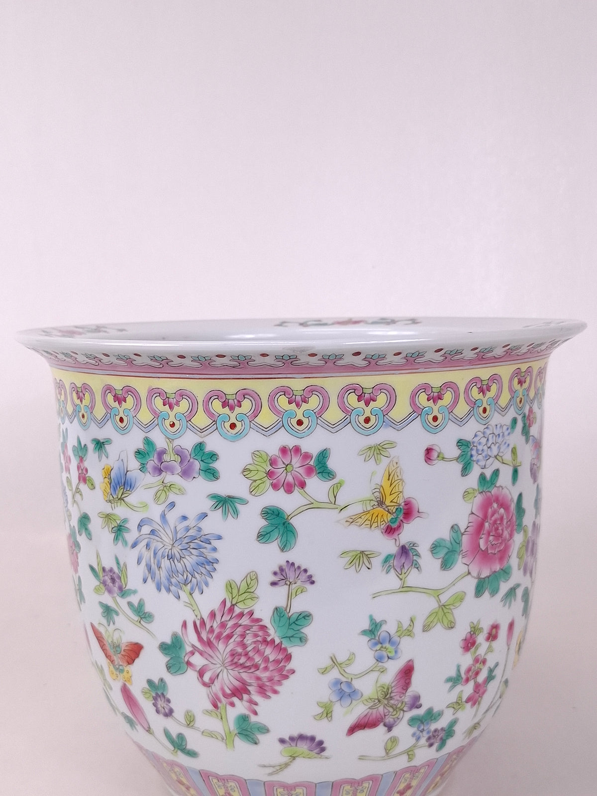 Grand pot de fleurs chinois famille rose décoré de papillons et de fleurs // XXe siècle
