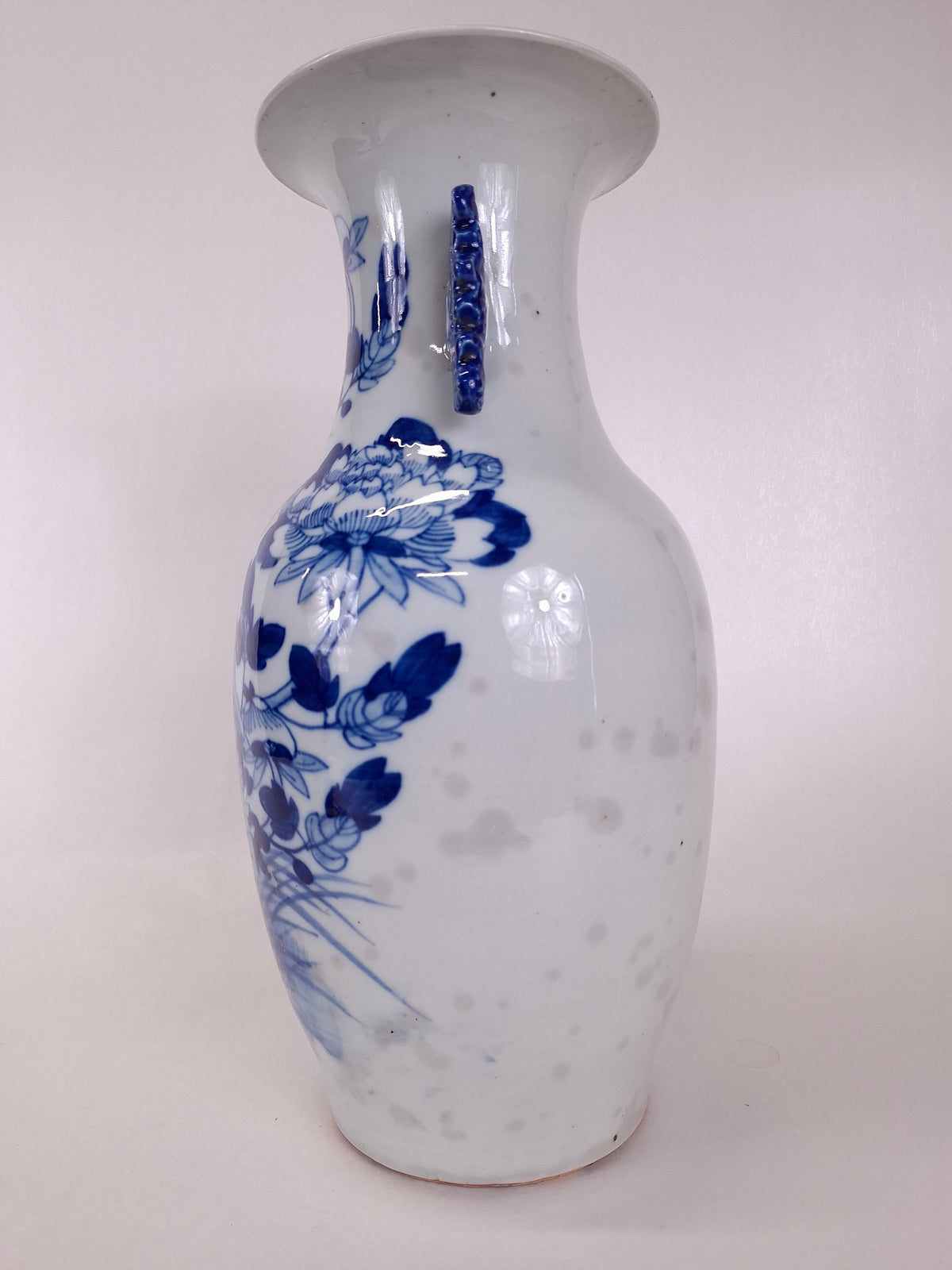 Vase chinois ancien décoré d'oiseaux et de fleurs // Bleu et blanc - Dynastie Qing - XIXe siècle