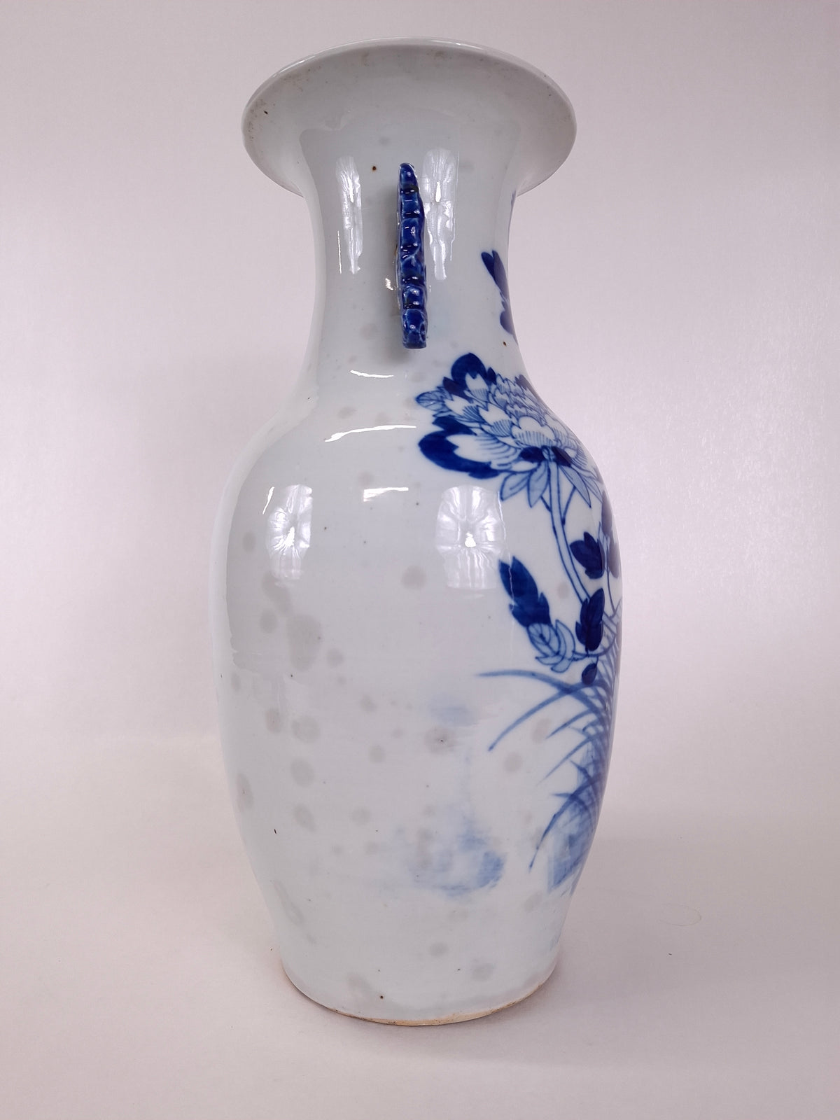 Vase chinois ancien décoré d'oiseaux et de fleurs // Bleu et blanc - Dynastie Qing - XIXe siècle