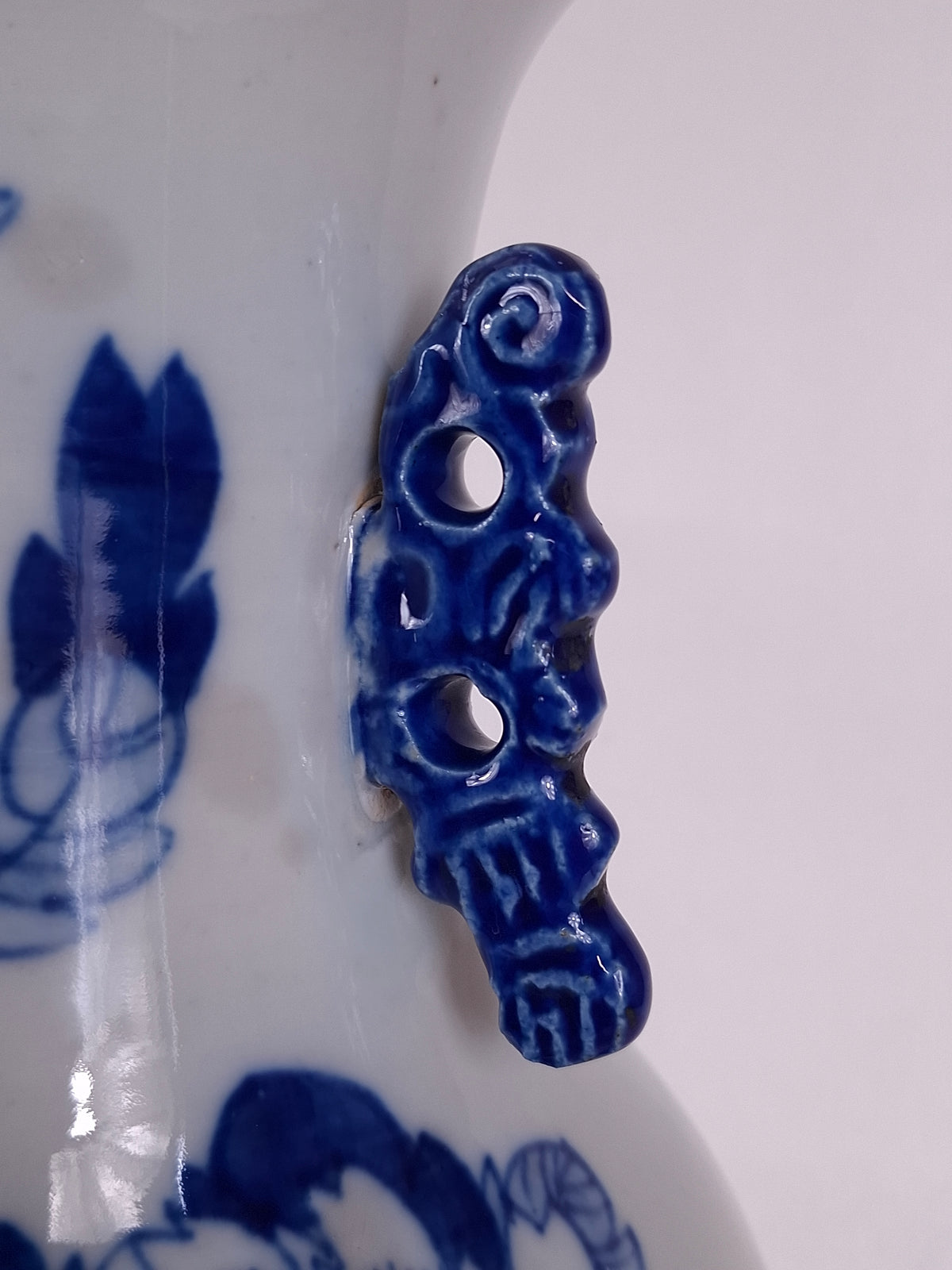 Vase chinois ancien décoré d'oiseaux et de fleurs // Bleu et blanc - Dynastie Qing - XIXe siècle