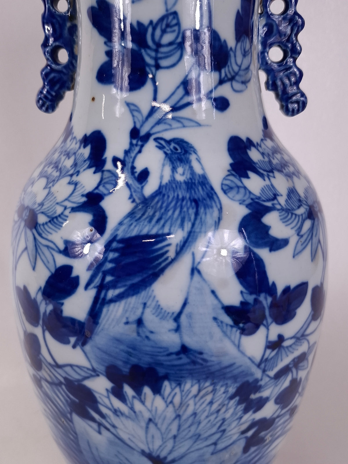 Vase chinois ancien décoré d'oiseaux et de fleurs // Bleu et blanc - Dynastie Qing - XIXe siècle
