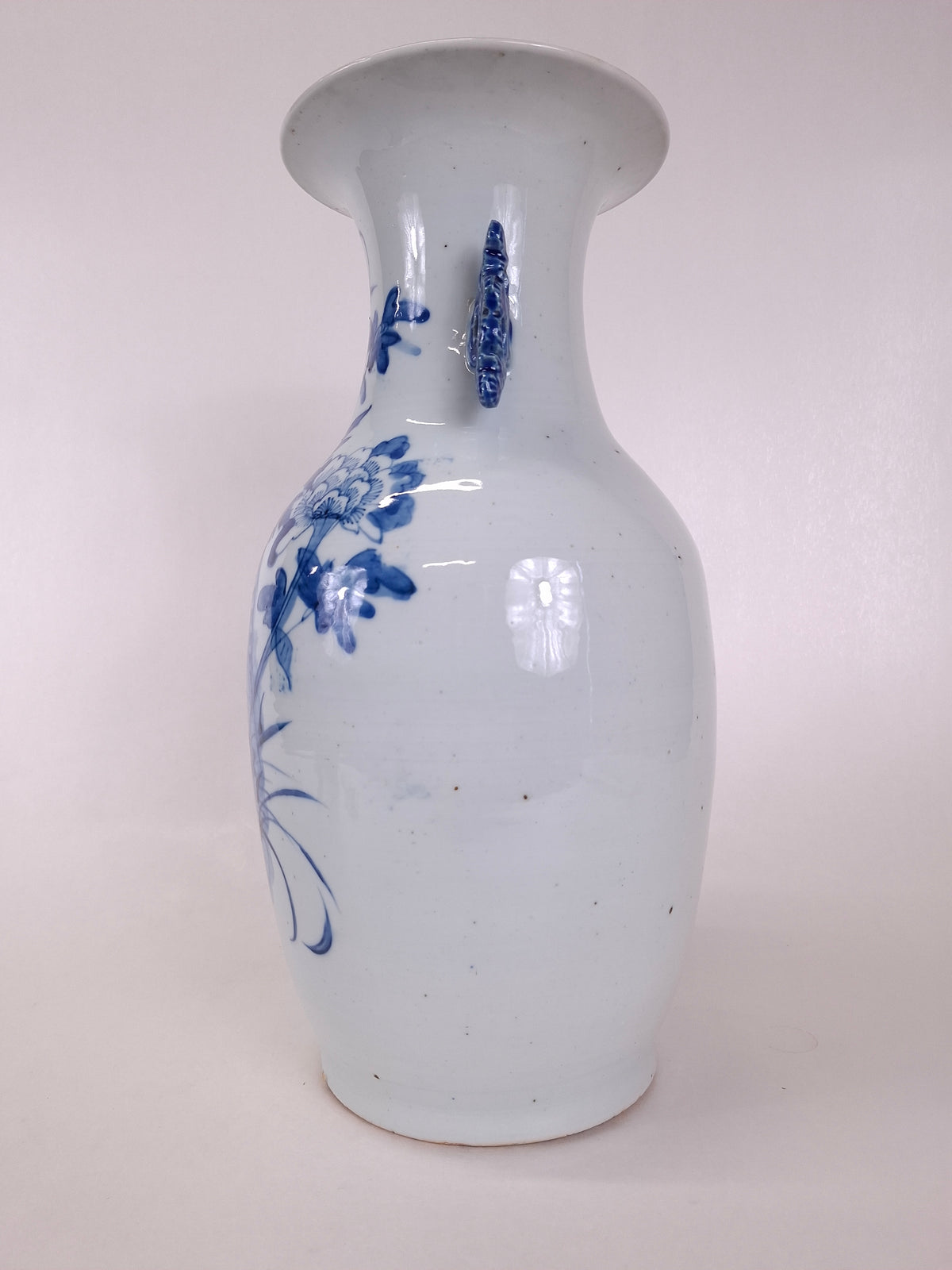 Vaso chinês antigo decorado com um pássaro e flores // Dinastia Qing - século XIX