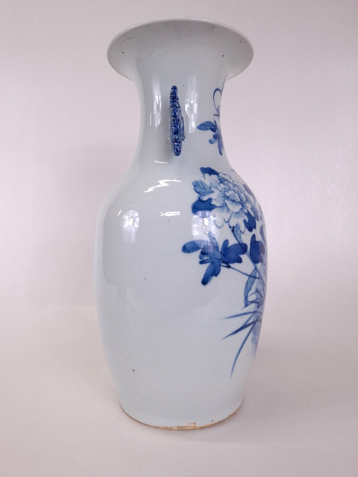 Vaso chinês antigo decorado com um pássaro e flores // Dinastia Qing - século XIX