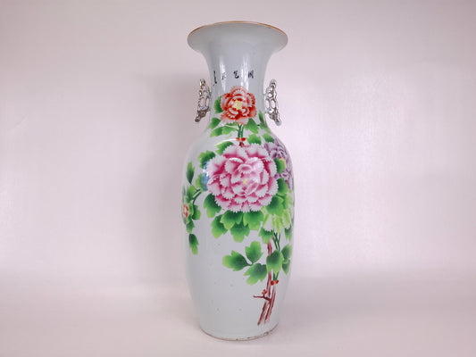 Large antique Chinese vase decorated with peonies // Republic period (1912-1949)