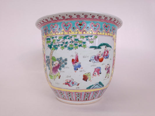 Vintage Chinese famille jaune planter decorated with playing children // Mid 20th century