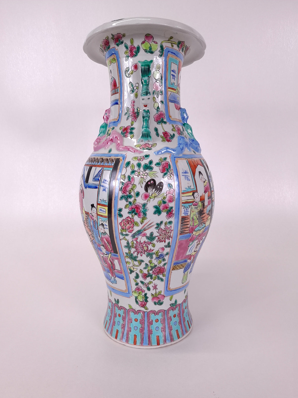 Vaso chinês da família rosa decorado com cenas imperiais // século XX