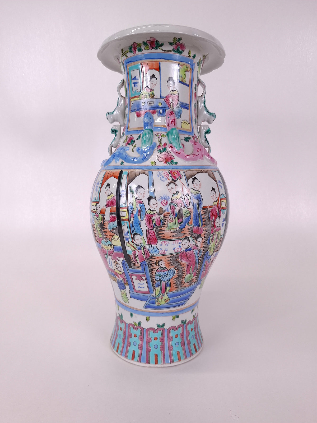 Vaso chinês da família rosa decorado com cenas imperiais // século XX