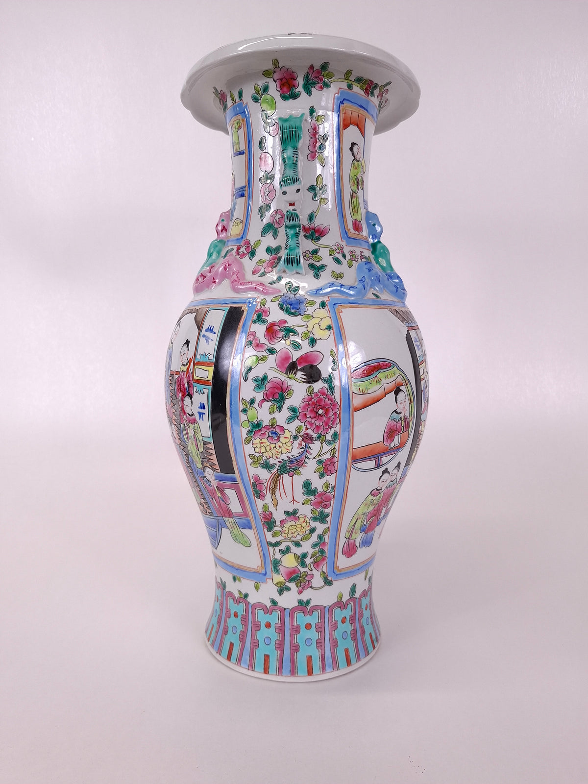 Vaso chinês da família rosa decorado com cenas imperiais // século XX