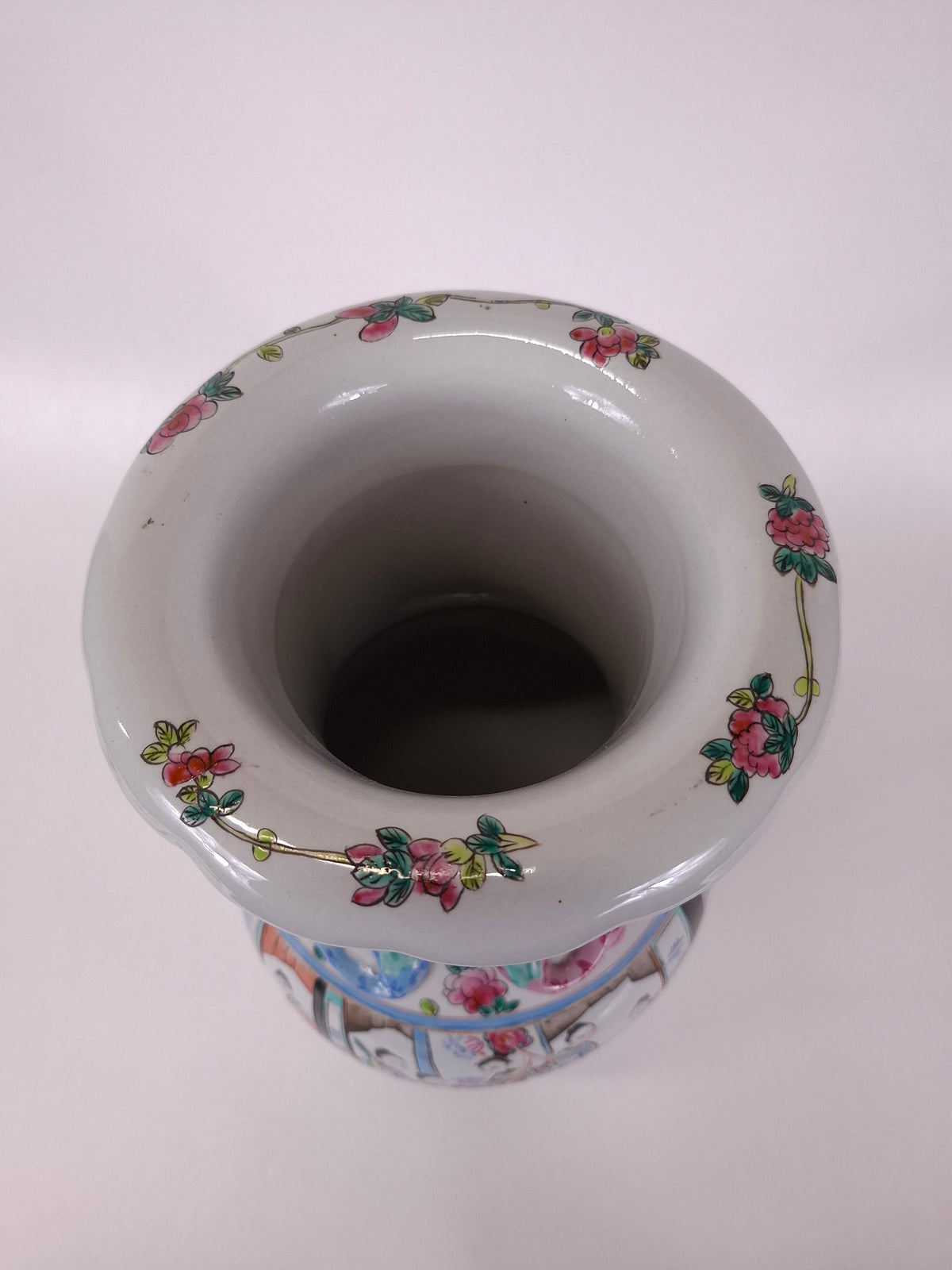 Vaso chinês da família rosa decorado com cenas imperiais // século XX