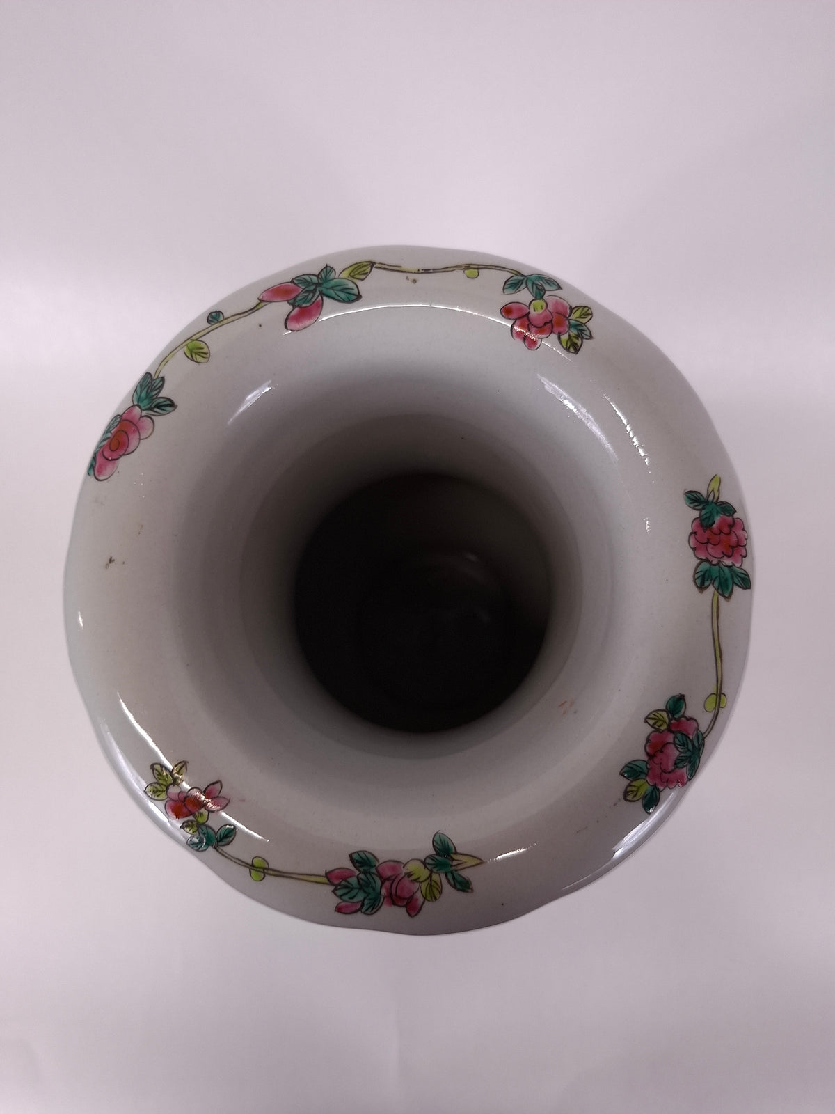Vaso chinês da família rosa decorado com cenas imperiais // século XX