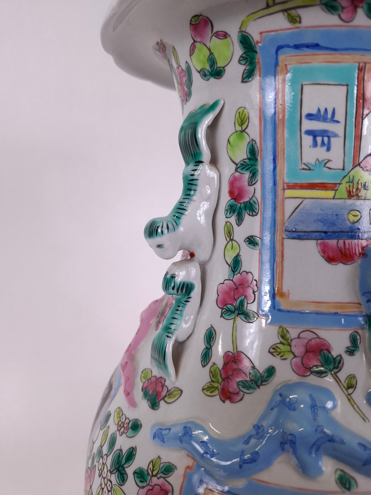 Vaso chinês da família rosa decorado com cenas imperiais // século XX