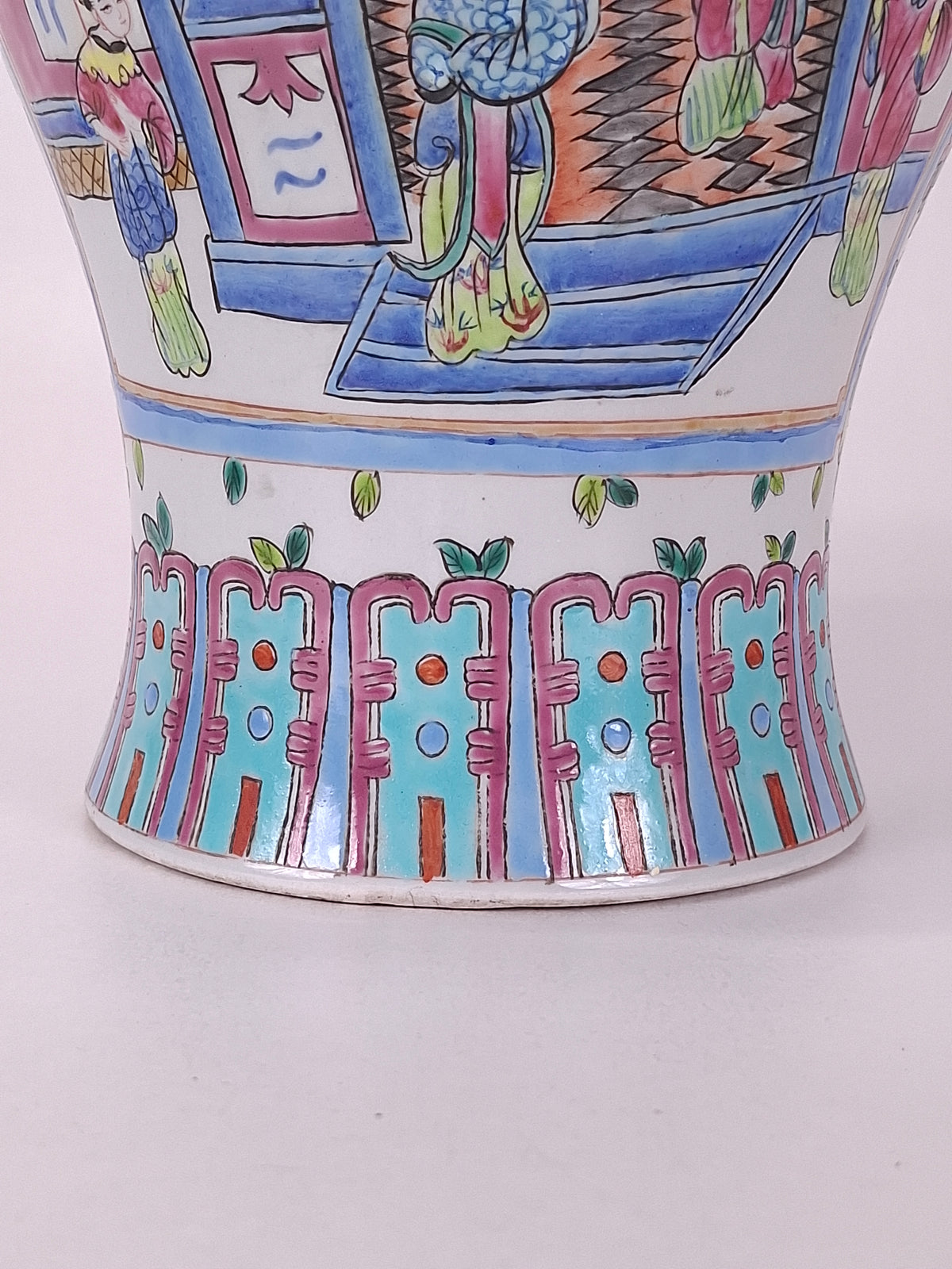 Vaso chinês da família rosa decorado com cenas imperiais // século XX