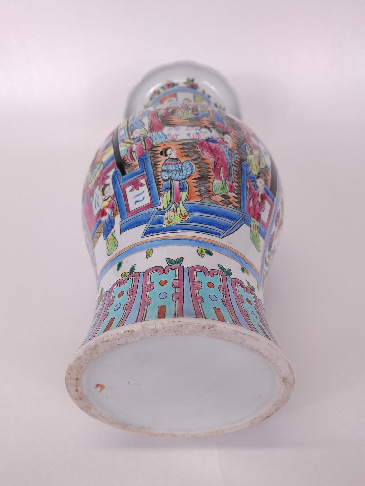 Vaso chinês da família rosa decorado com cenas imperiais // século XX