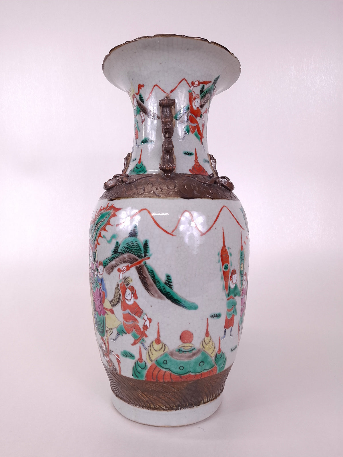 Vase de Nankin ancien en porcelaine chinoise décoré d'une scène de guerriers // Dynastie Qing - XIXe siècle