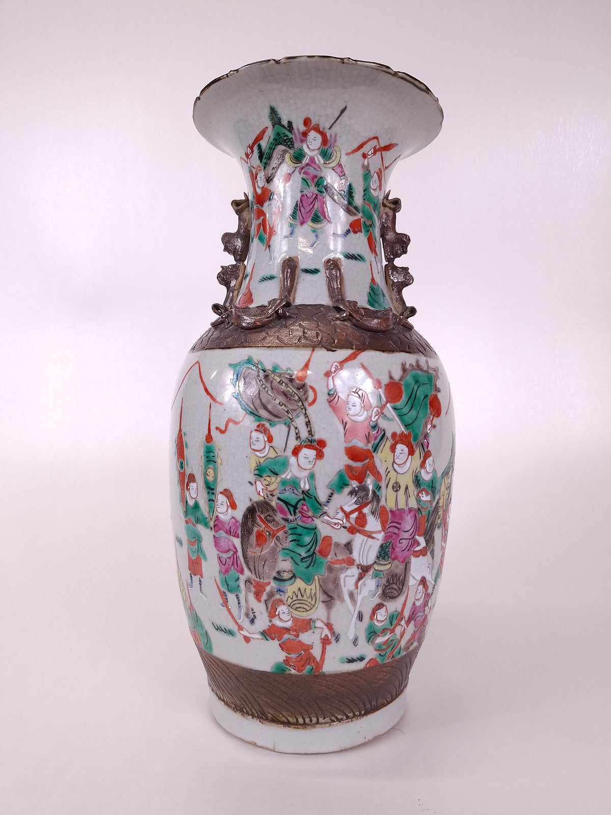 Vase de Nankin ancien en porcelaine chinoise décoré d'une scène de guerriers // Dynastie Qing - XIXe siècle