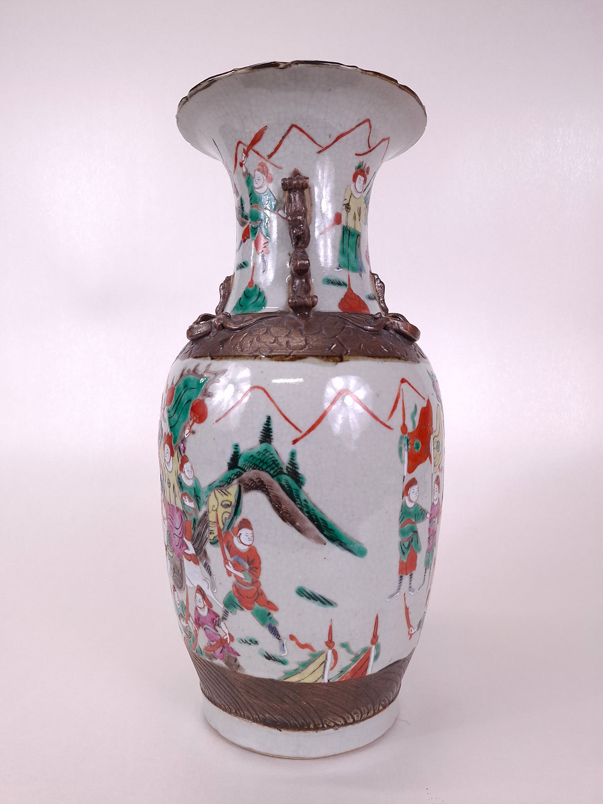 Vase de Nankin ancien en porcelaine chinoise décoré d'une scène de guerriers // Dynastie Qing - XIXe siècle