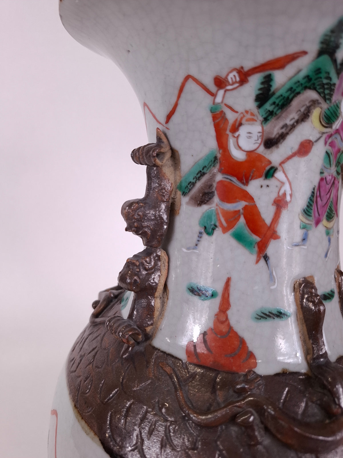 Vase de Nankin ancien en porcelaine chinoise décoré d'une scène de guerriers // Dynastie Qing - XIXe siècle