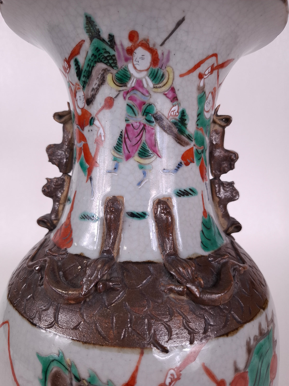 Vase de Nankin ancien en porcelaine chinoise décoré d'une scène de guerriers // Dynastie Qing - XIXe siècle