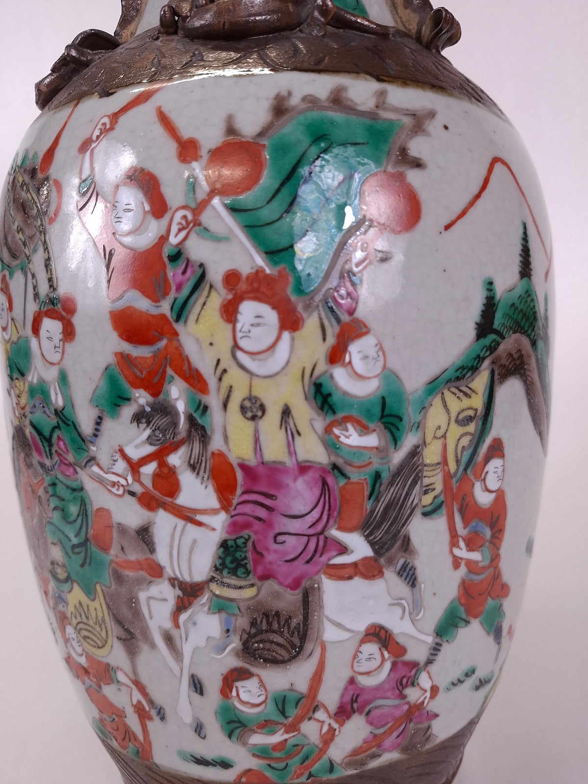 Vase de Nankin ancien en porcelaine chinoise décoré d'une scène de guerriers // Dynastie Qing - XIXe siècle