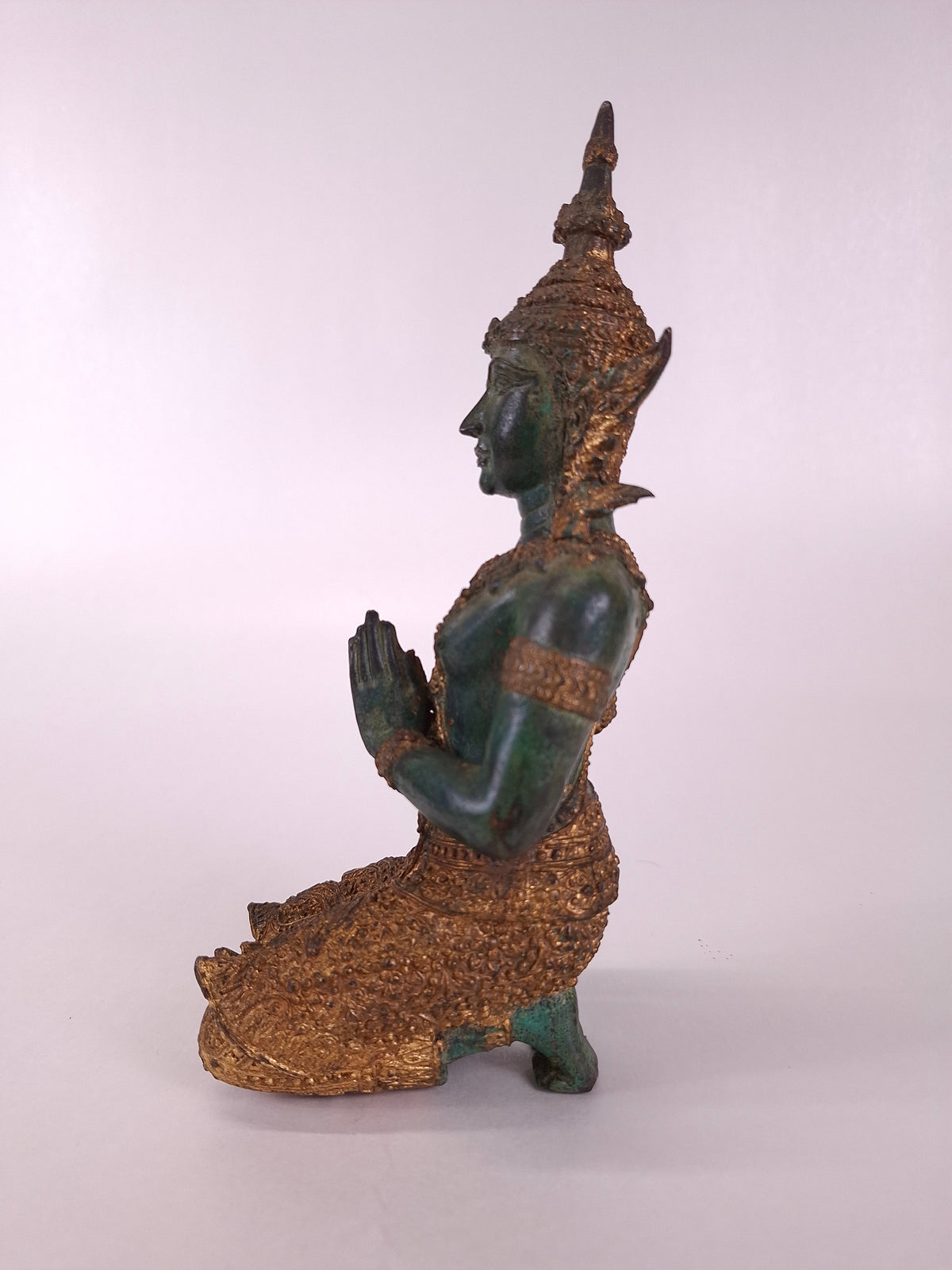 Statue bouddhique en bronze doré, tepphanom, en posture méditative // Thaïlande - XXe siècle
