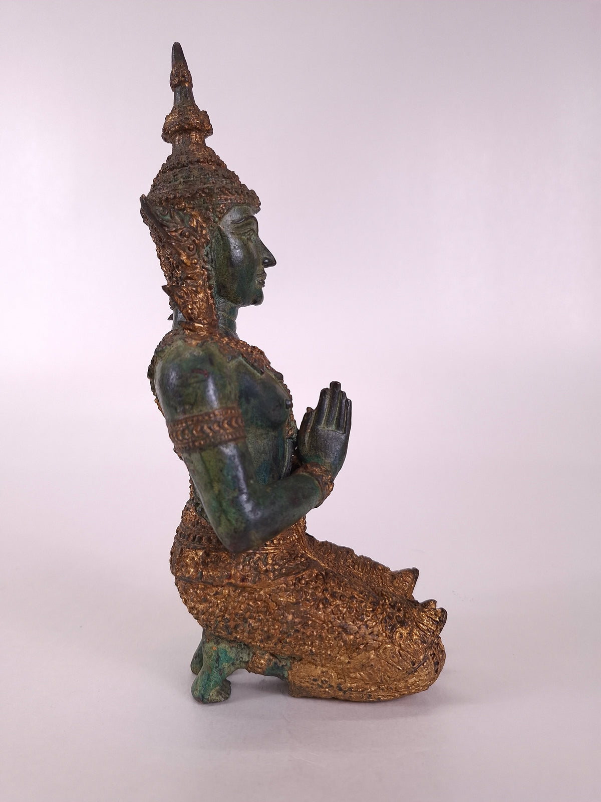 Statue bouddhique en bronze doré, tepphanom, en posture méditative // Thaïlande - XXe siècle