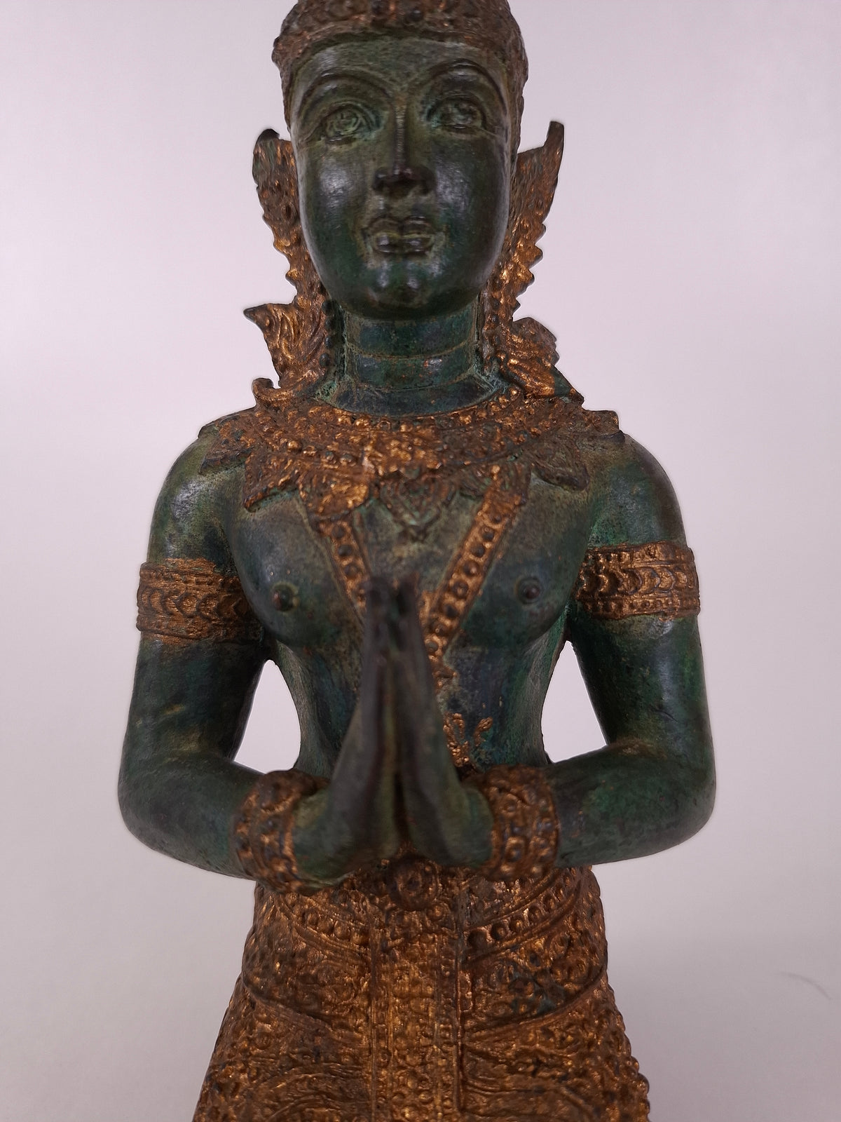 Statue bouddhique en bronze doré, tepphanom, en posture méditative // Thaïlande - XXe siècle