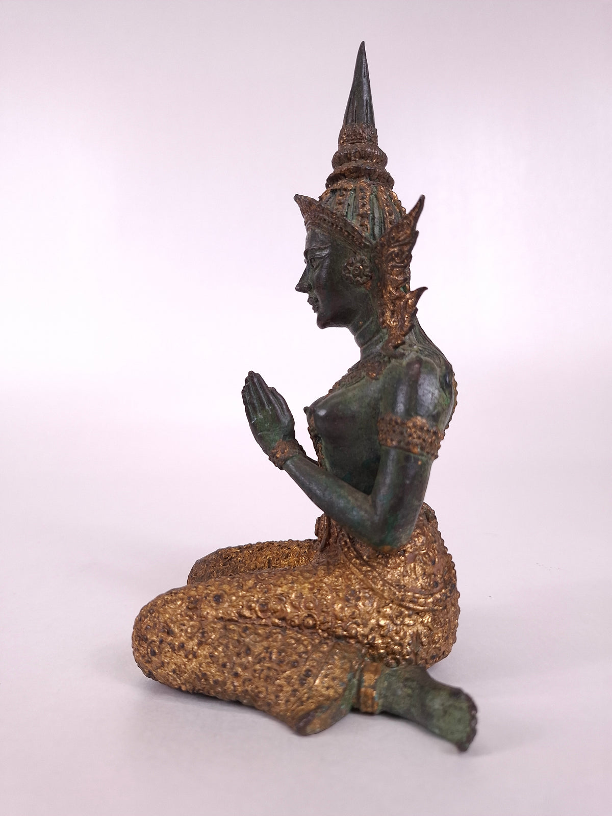 Statue bouddhique en bronze doré, tepphanom, en posture méditative // Thaïlande - XXe siècle