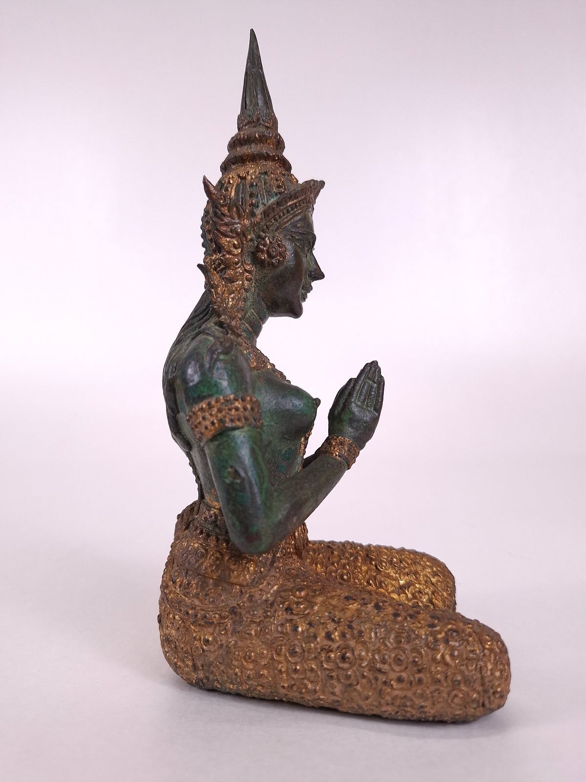Statue bouddhique en bronze doré, tepphanom, en posture méditative // Thaïlande - XXe siècle