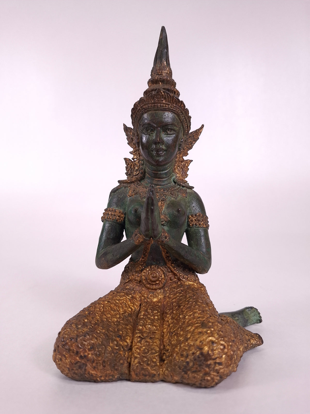 Statue bouddhique en bronze doré, tepphanom, en posture méditative // Thaïlande - XXe siècle