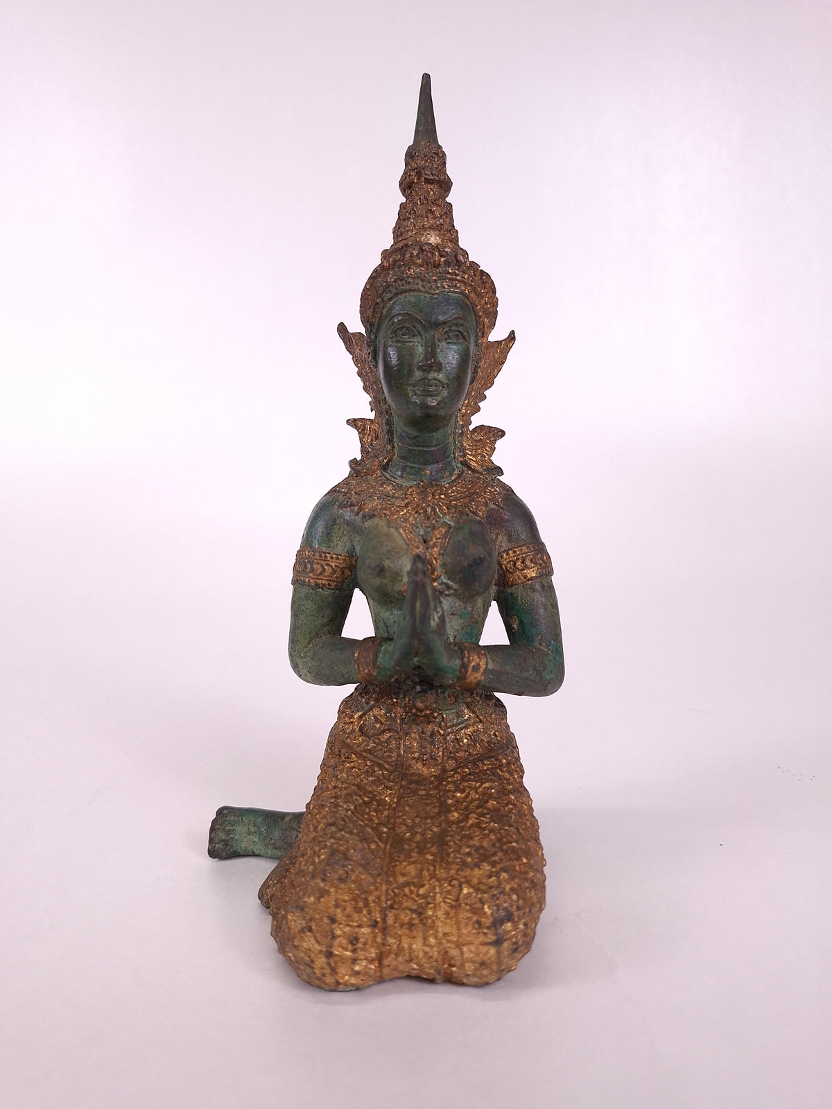 Statue bouddhique en bronze doré, tepphanom, en posture méditative // Thaïlande - XXe siècle