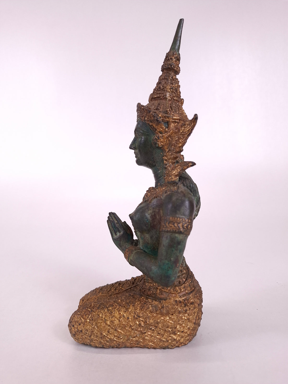 Statue bouddhique en bronze doré, tepphanom, en posture méditative // Thaïlande - XXe siècle