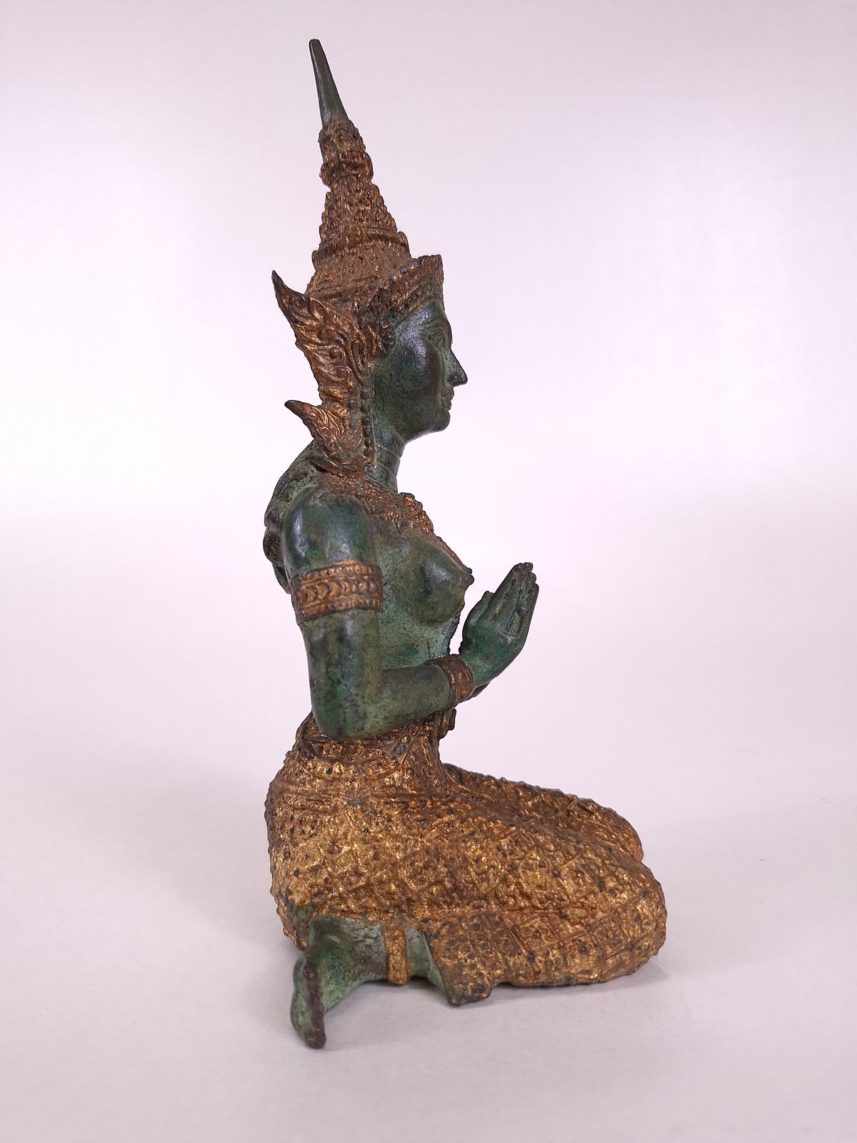 Statue bouddhique en bronze doré, tepphanom, en posture méditative // Thaïlande - XXe siècle