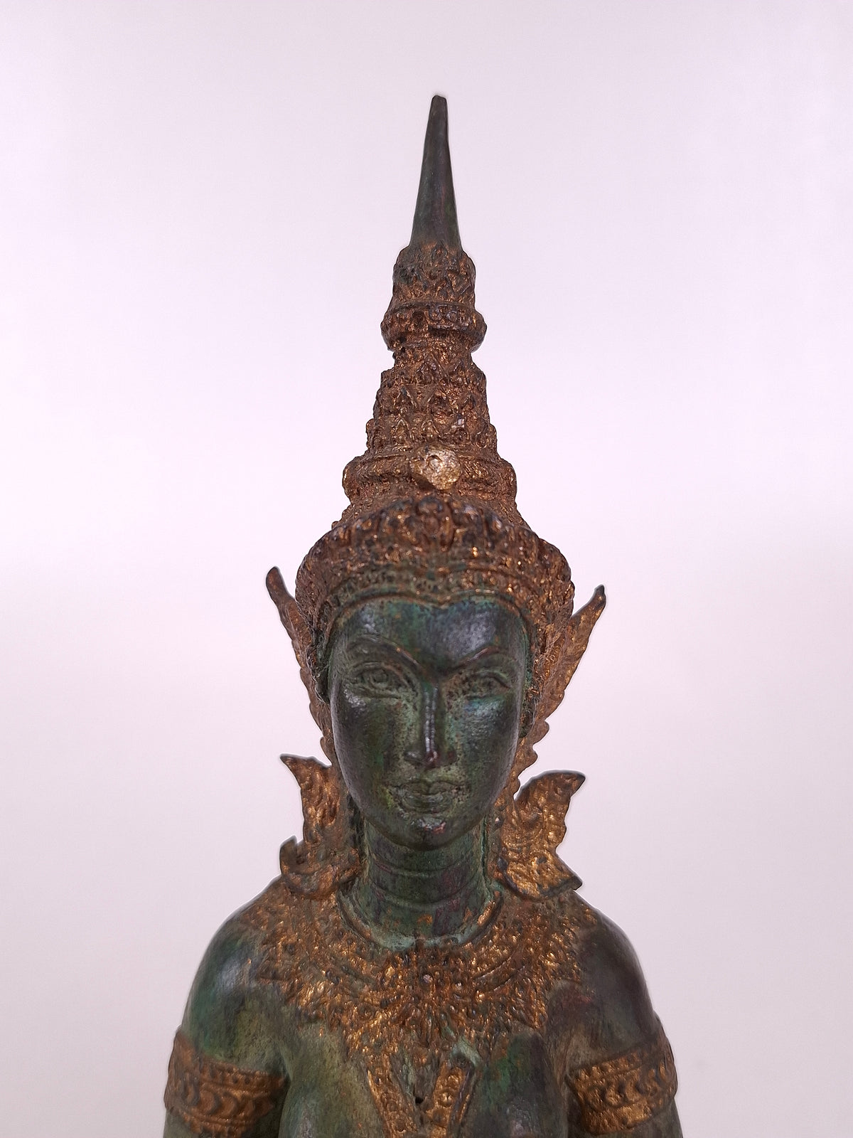 Statue bouddhique en bronze doré, tepphanom, en posture méditative // Thaïlande - XXe siècle