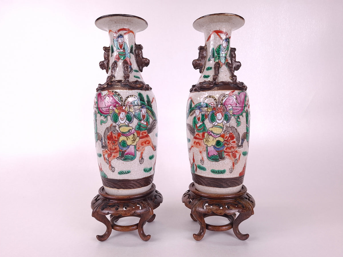 Paire de vases anciens de Nankin, en Chine, décorés de scènes de guerriers // Dynastie Qing - XIXe siècle