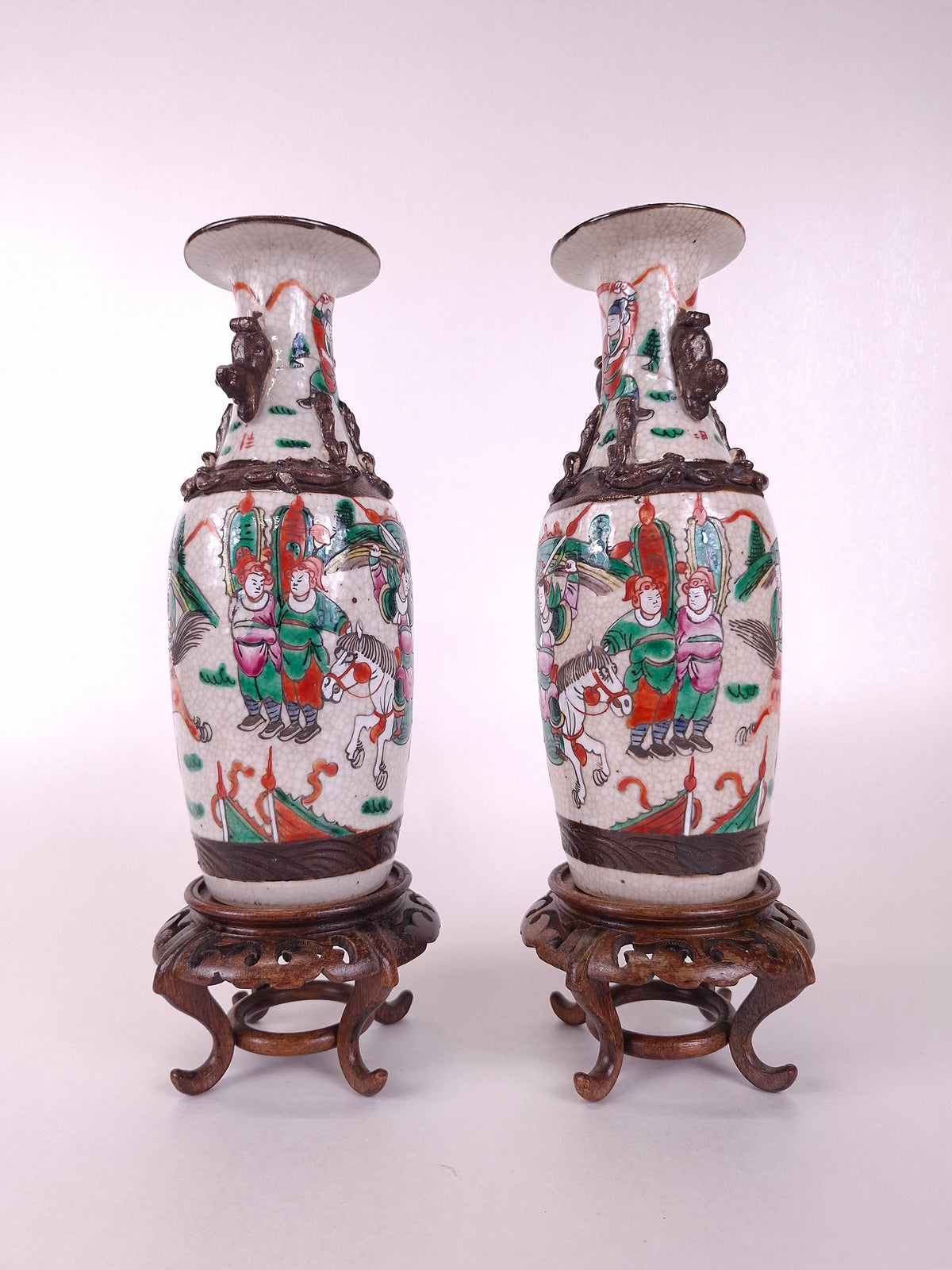 Paire de vases anciens de Nankin, en Chine, décorés de scènes de guerriers // Dynastie Qing - XIXe siècle
