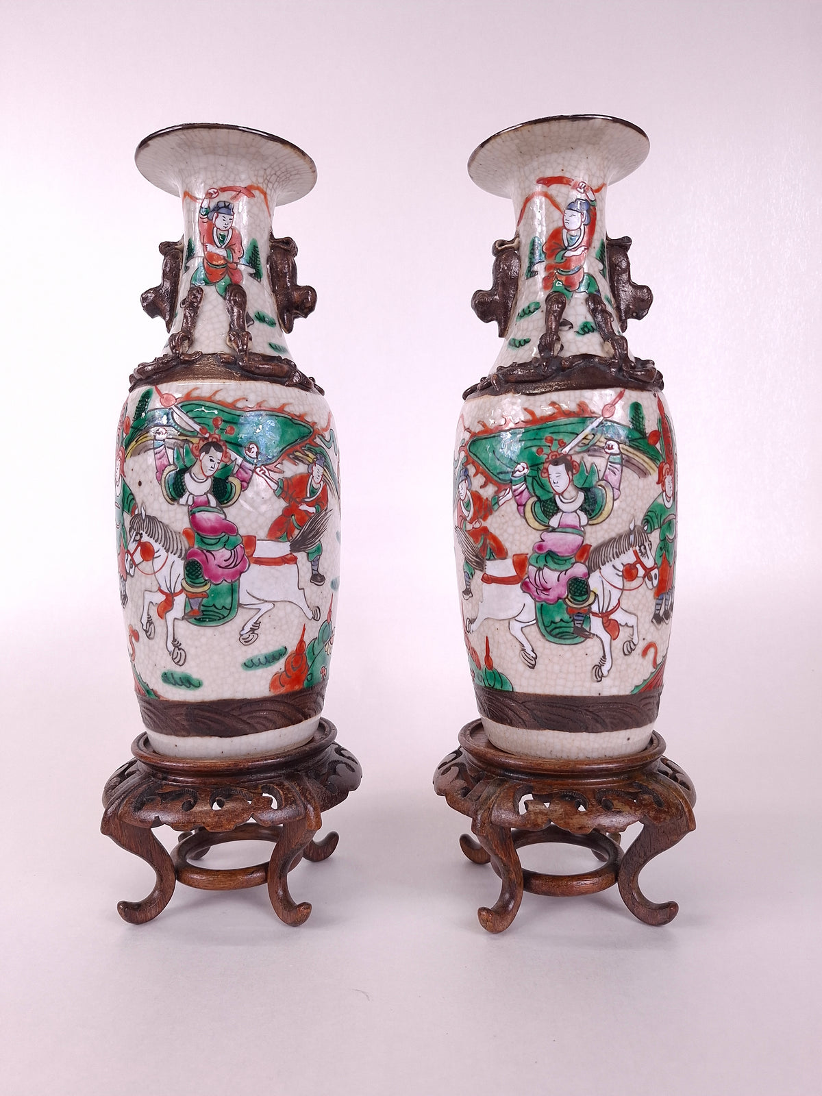 Paire de vases anciens de Nankin, en Chine, décorés de scènes de guerriers // Dynastie Qing - XIXe siècle