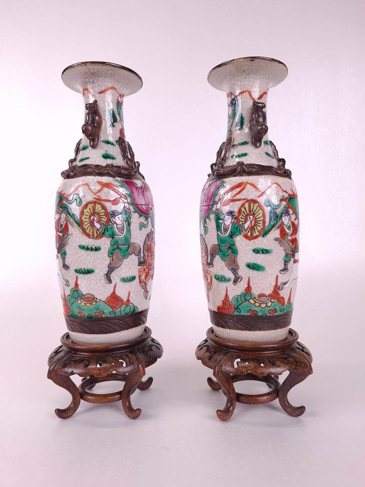 Paire de vases anciens de Nankin, en Chine, décorés de scènes de guerriers // Dynastie Qing - XIXe siècle