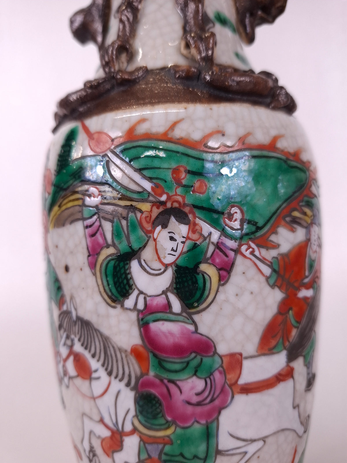 Paire de vases anciens de Nankin, en Chine, décorés de scènes de guerriers // Dynastie Qing - XIXe siècle