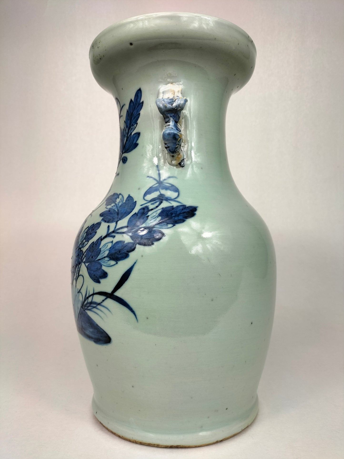 Antigo vaso chinês de celadon decorado com pássaros e flores // Dinastia Qing - século XIX