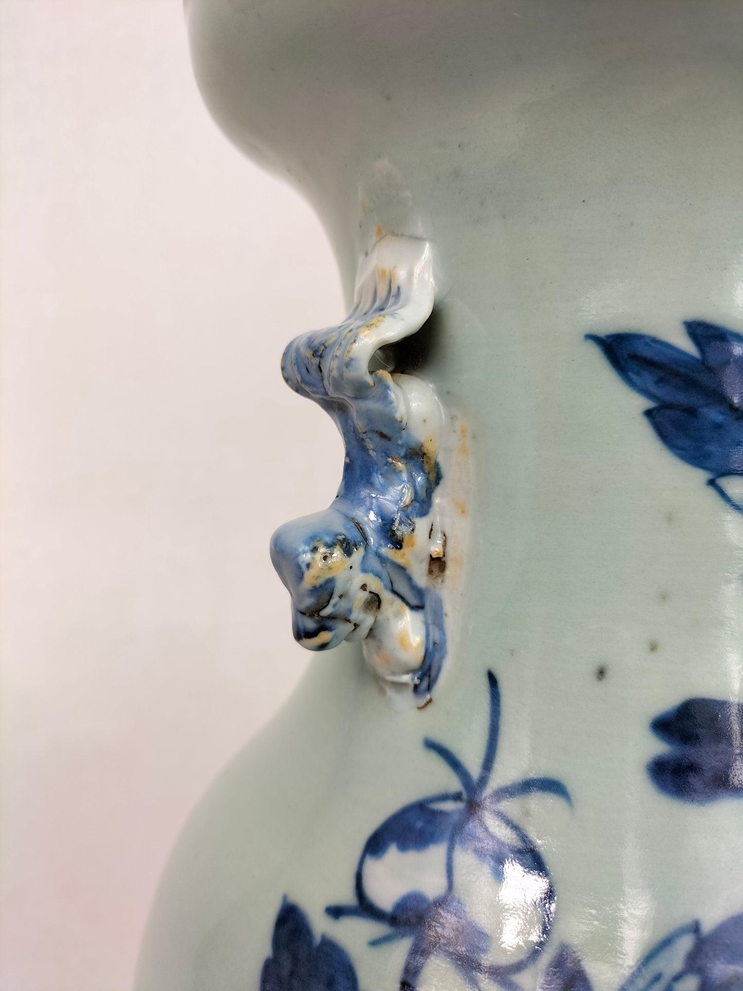 Antigo vaso chinês de celadon decorado com pássaros e flores // Dinastia Qing - século XIX