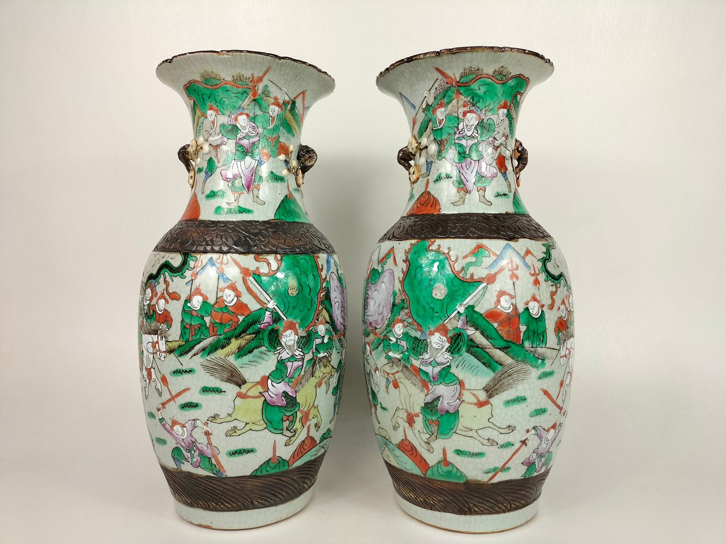 一对装饰着武士的古董中国南京花瓶 // 清朝 - 19 世纪