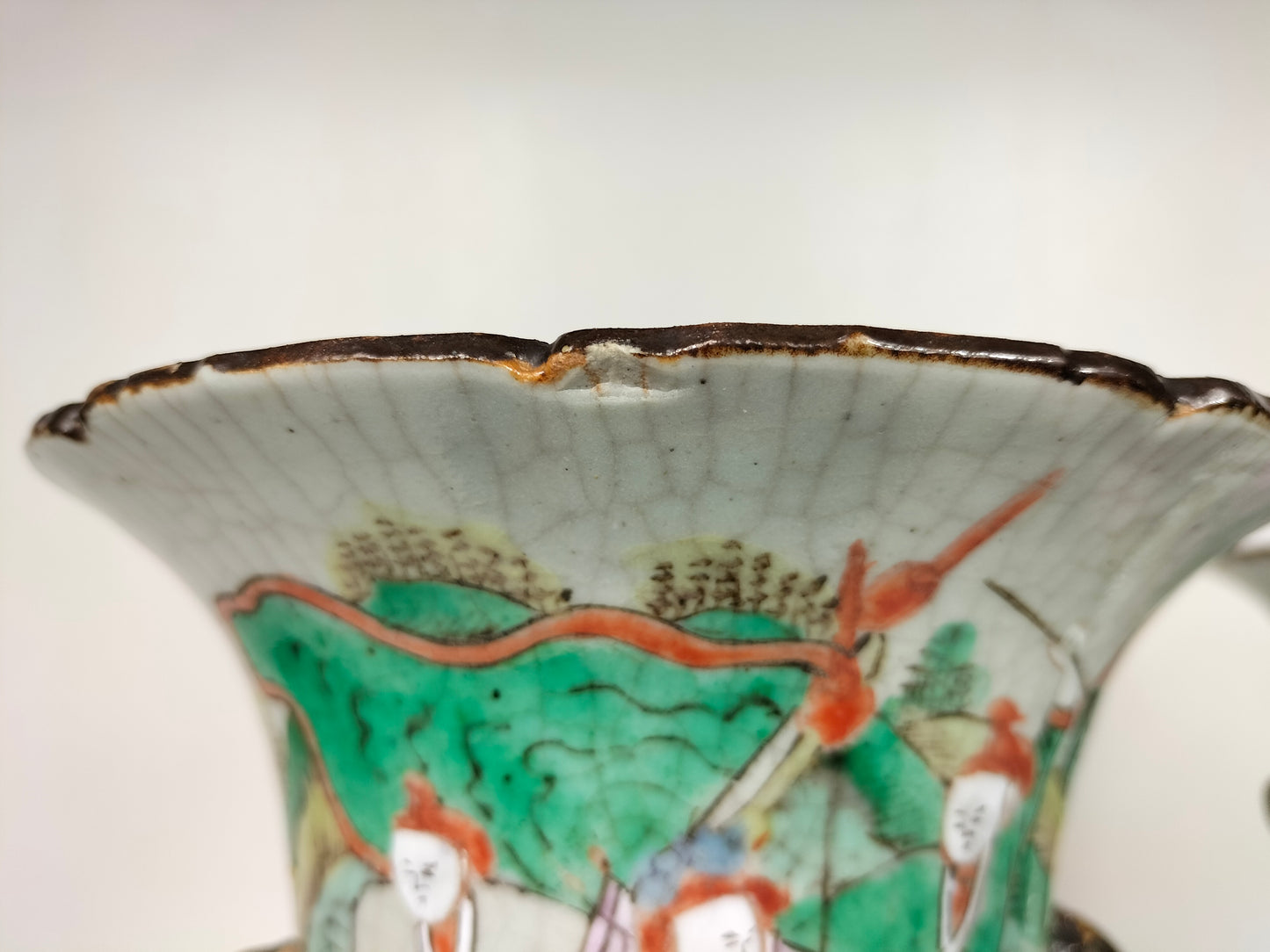Par de vasos antigos chineses de Nanquim decorados com guerreiros // Dinastia Qing - século XIX