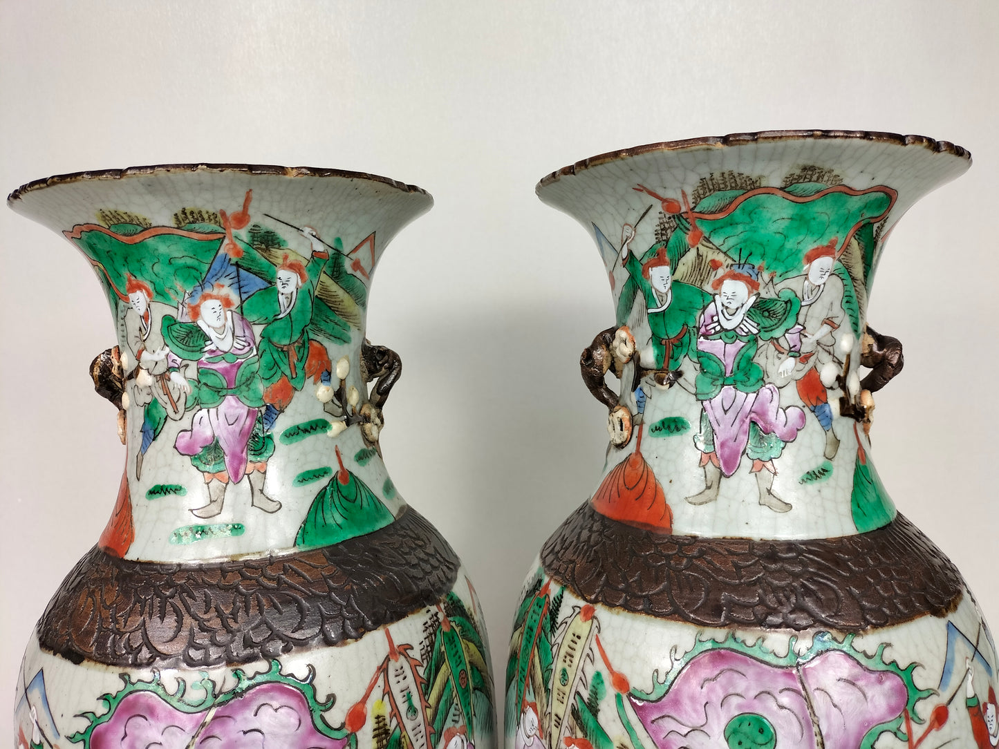 Sepasang pasu Nanking Cina antik dihiasi dengan pahlawan // Dinasti Qing - abad ke-19